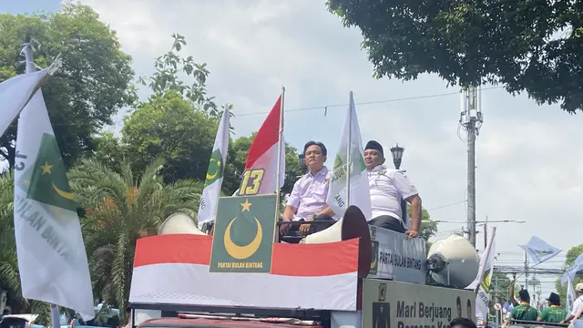 Ketua Umum Partai Bulan Bintang (PBB) Yusril Ihza Mahendra dan Sekjen PBB Afriansyah Noor tiba di Kantor Komisi Pemilihan Umum Republik Indonesia (KPU RI).