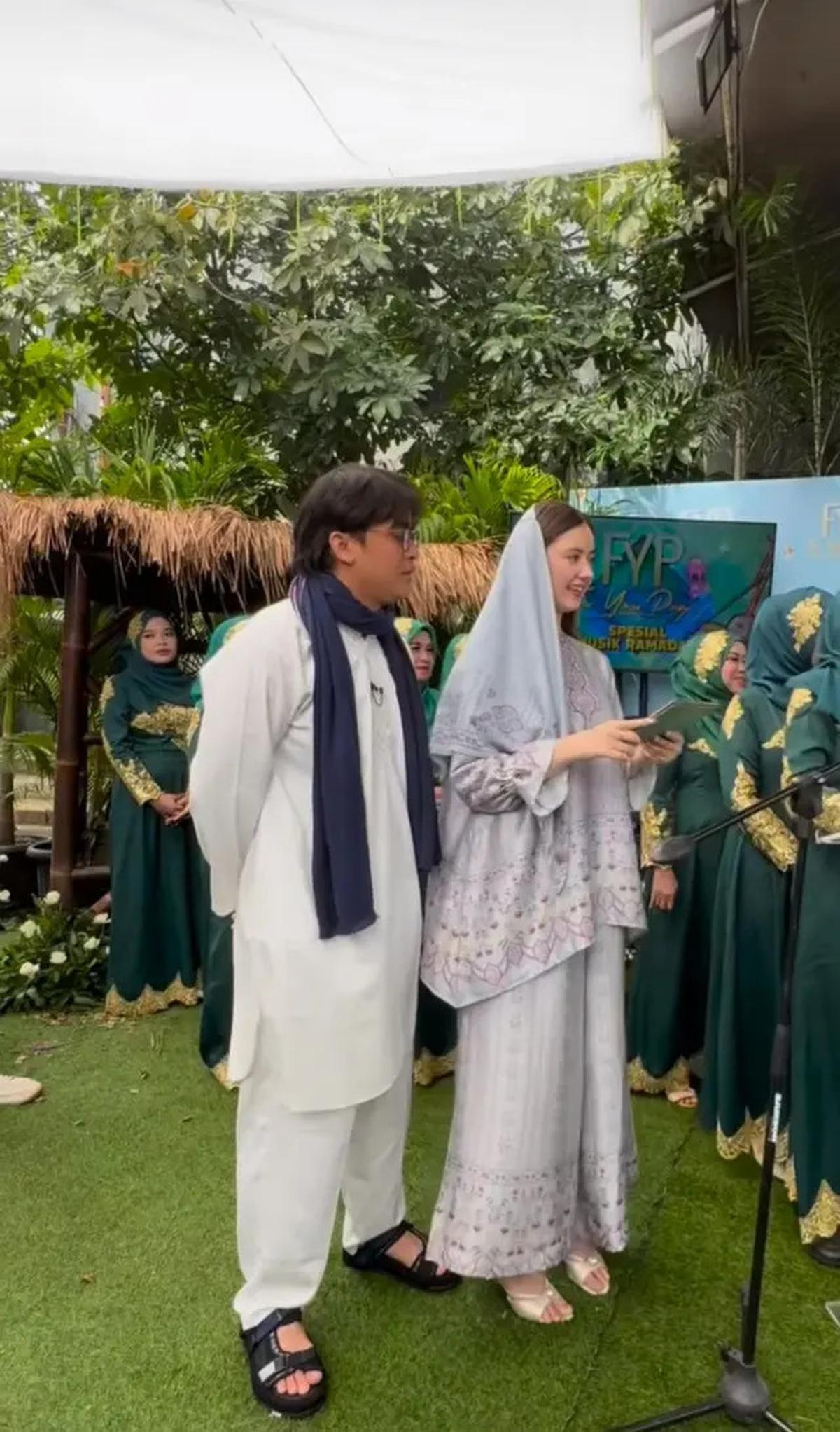 7 Potret Vika Pakai Kerudung, Billy Syahputra Ajari Pacar Bule Agama Islam