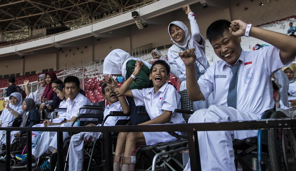 Sejumlah pelajar YPAC memberikan dukungan kepada atlet-atlet yang berlaga pada ajang Asian Para Games di SUGBK, Jakarta, Senin (8/10/2018). (Bola.com/Vitalis Yogi Trisna)