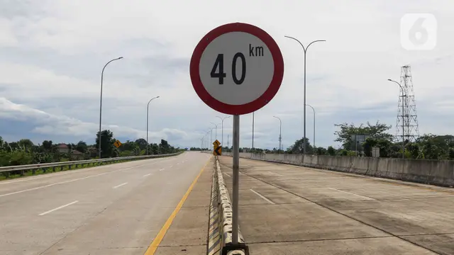 Tuntut Penyelesaian Pembayaran, Warga Blokir Tol Jatikarya dengan Pohon dan Bakar Ban
