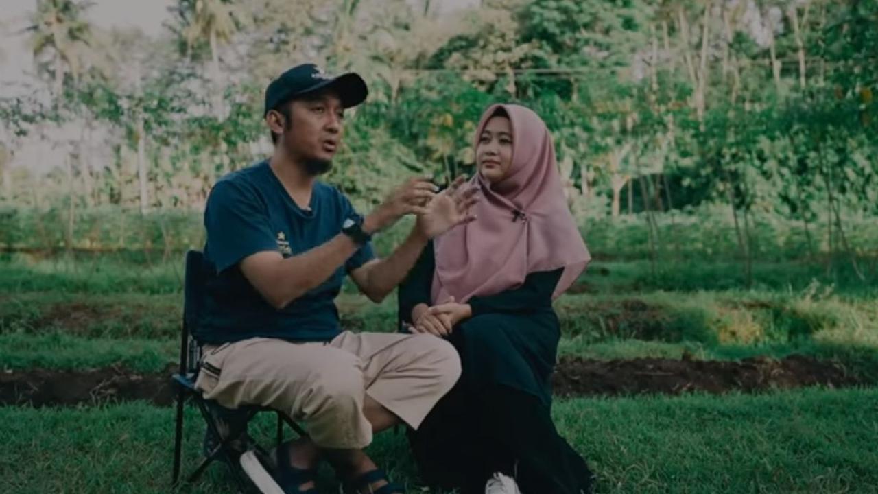 Selama satu bulan merintis usaha, hasilnya tak kunjung membaik. Singkong yang dia jual belum laku terjual semuanya. Hingga satu waktu, orang tua Tony kerap memesan 5 pack singkong.