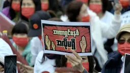 Seorang pria asal Myanmar yang tinggal di Taiwan menunjukkan poster bertuliskan "Tidak perlu militer" untuk memprotes kudeta militer di negara asalnya di Free Square, Taipei pada Minggu (21/3/2021). Taiwan adalah rumah bagi sekitar 40.000 orang yang berasal dari Myanmar, yang sebagian besar adalah e