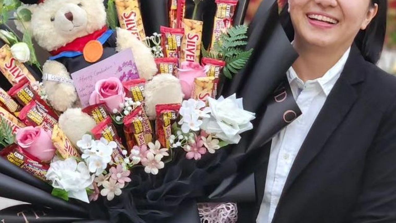 Tak hanya itu, pada 18 Juli 2023 lalu, Della telah menyelesaikan pendidikan S2-nya dan resmi menyandang gelar Magister Manajemen. <br>