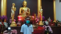 Piyan Husain (34), warga Kabupaten Gorontalo (Kabgor) ini memilih bekerja di tempat ibadah umat Budha.(Arfandi Ibrahim/Liputan6.com)