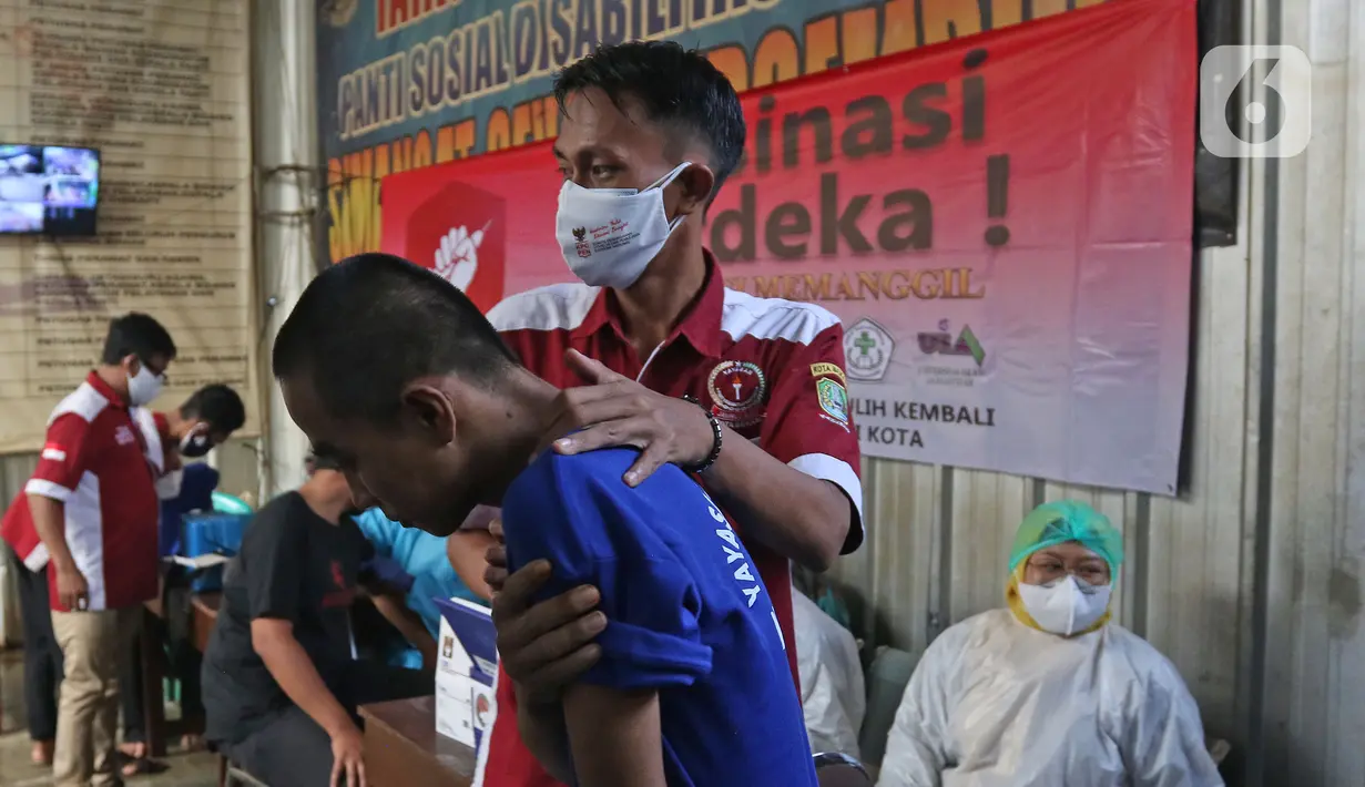 Pasien ODGJ mengikuti vaksinasi COVID-19 di Bekasi, Jawa Barat, Rabu (4/8/2021). Sebanyak 70 pasien ODGJ mengikuti kegiatan vaksinasi merdeka guna mencegah penyebaran wabah COVID-19. (Liputan6.com/Herman Zakharia)