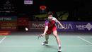 <p>Pebulu tangkis tunggal putra China, Shi Yu Qi berusaha mengembalikan bola smes saat menghadapi wakil Denmark, Anders Antonsen pada laga final turnamen bulu tangkis Indonesia Open 2024 di Istora Senayan, Jakarta, Minggu (9/6/2024). Shi Yu Qi menang rubber-game 21-9, 12-21 dan 21-14 dan memastikan merebut gelar juara. (Bola.com/M Iqbal Ichsan)</p>