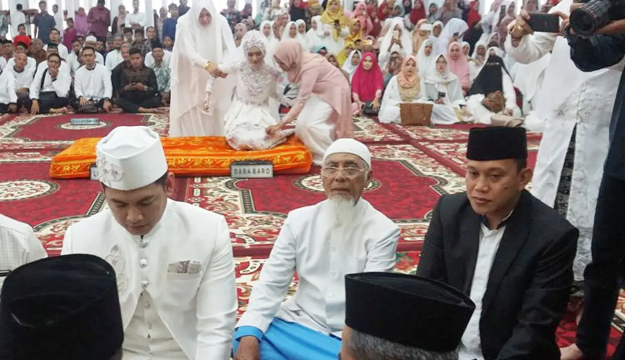 Tidak melalui proses pacaran seperti kebanyakan. Tommy dan Lisya menjalani taaruf. Keduanya meresmikan hubungannya pada Minggu (18/2/2018) di Masjid Baiturrahman, Aceh. (Instagram/tommykurniawann)