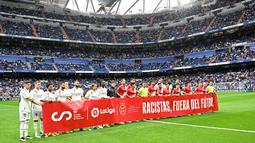 Para pemain dan pendukung Real Madrid memberikan dukungan moral kepada Vinicius Junior.  (Photo by JAVIER SORIANO / AFP)