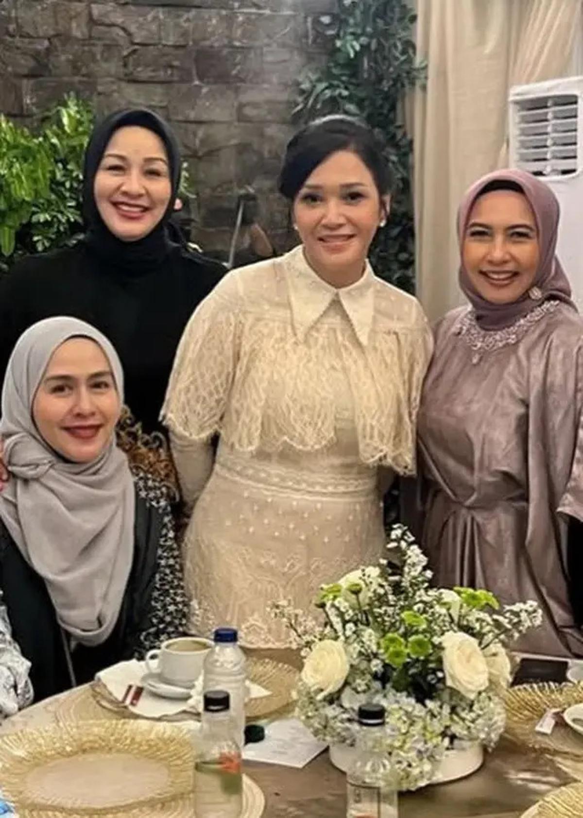 Tampilan Maia Estianty Dibalut Dress Putih Stunning Saat Halal Bihalal, Tak Kalah Stunning dengan Kedua Calon Menantu Good Looking