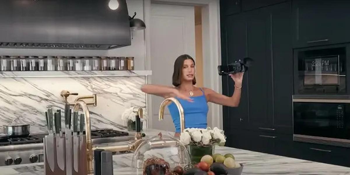 Potret Dapur Rumah Hailey Bieber, Modelnya Mewah dengan Nuansa Monokrom yang Elegan