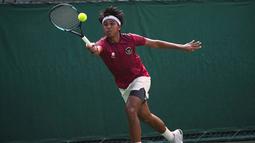 M. Rifqi Fitriadi tampil pantang menyerah saat berhadapan dengan Maximus Jones. Duel berlangsung sengit hingga tiga set, namun Rifqi menunjukkan mental baja di set penentuan untuk menang 6-3, 4-6, 7-6. Skor imbang 1-1 memaksa laga ditentukan lewat partai ganda. (AP Photo/Achmad Ibrahim)