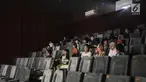Anak-anak bersiap menyaksikan film di Indiskop atau Bioskop Rakyat di dalam Pasar Jaya Teluk Gong, Penjaringan, Jakarta Utara, Rabu (3/6/2019). Bioskop rakyat ini masih dalam tahap uji coba yang nantinya akan diresmikan pada tanggal 10 Juli 2019 mendatang. (Liputan6.com/Faizal Fanani)