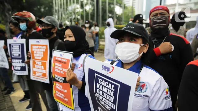 Aksi Buruh Geruduk Balai Kota Jakarta
