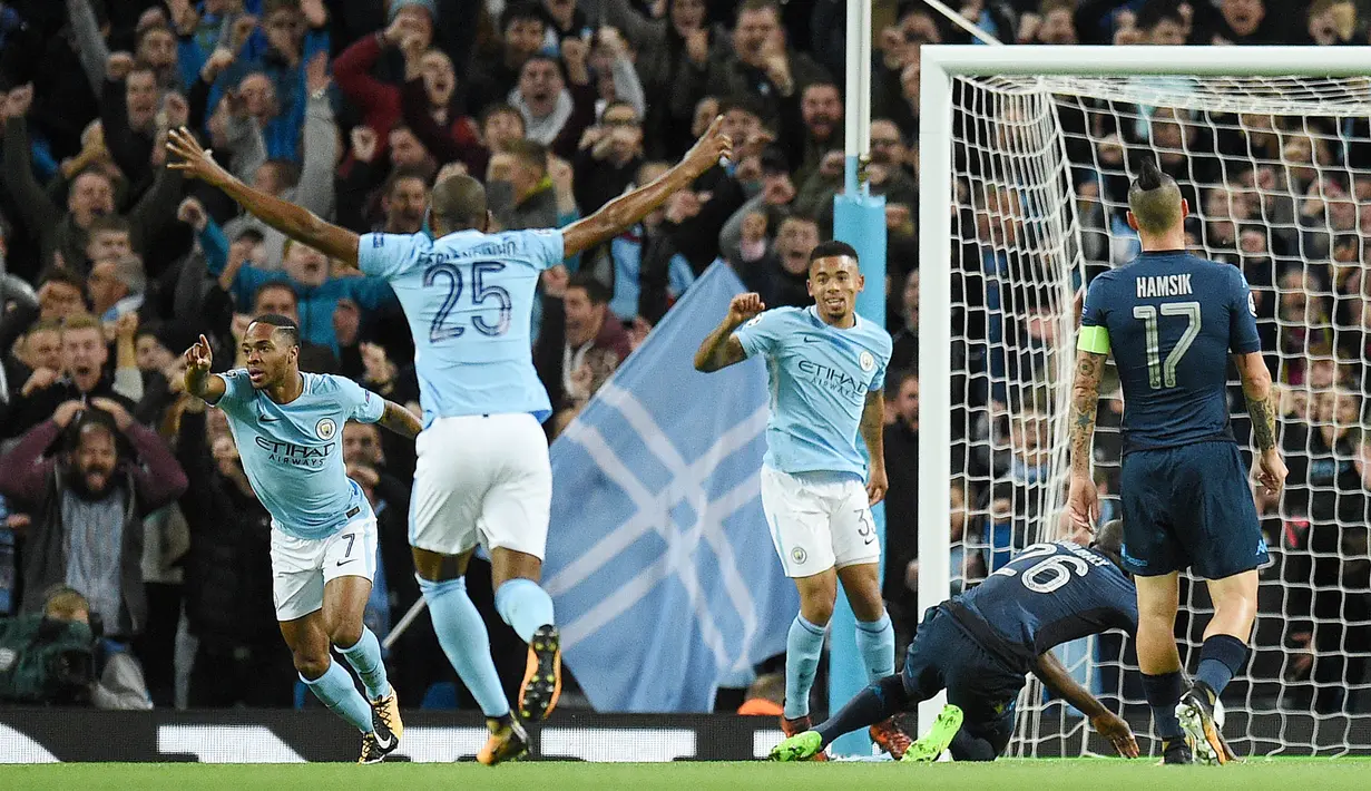 Gelandang Manchester City, Raheem Sterling, melakukan selebrasi usai mencetak gol ke gawang Napoli pada laga Liga Champions di Stadion Etihad, Selasa (17/10/2017). Manchester City menang 2-1 atas Napoli. (AFP/Oli Scarff)