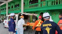 Tim SAR gabungan memasukkan kantong berisi jenazah ke dalam ambulance dalam insiden runtuhnya musala pondok pesantren Al Khoziny, Buduran, Kabupaten Sidoarjo, Jawa Timur, Senin (6/10).