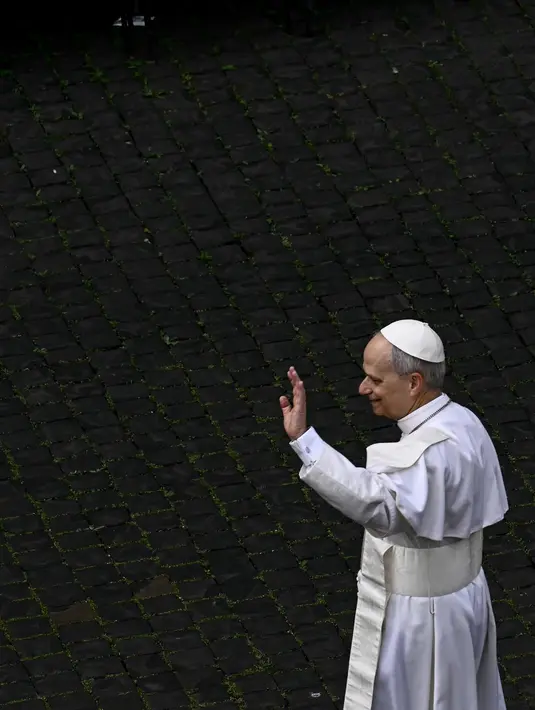 Ia memulai hari pertamanya sebagai Paus dengan menggelar misa di Kapel Sistina, Vatikan. (Filippo MONTEFORTE/AFP)