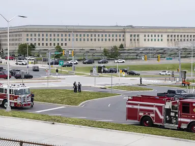 Kendaraan darurat terlihat di luar area Metro Pentagon, Pentagon, Washington, Amerika Serikat, Selasa (3/8/2021). Pentagon memberlakukan lockdown untuk mengamankan situasi menyusul insiden penembakan di Pentagon Transit Center. (AP Photo/Andrew Harnik)
