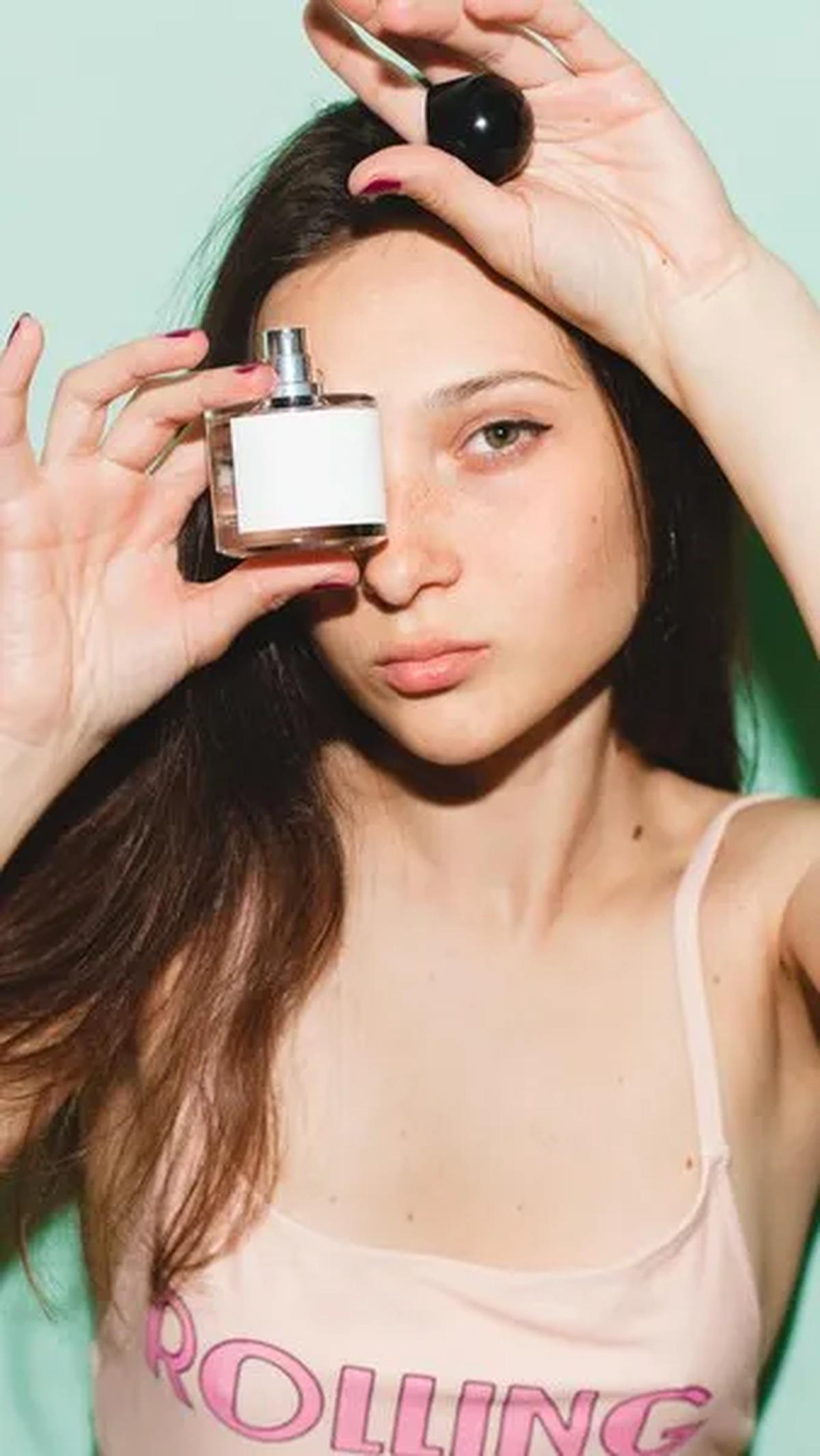 Dalam artikel ini, kita akan membahas panduan memilih parfum lokal terbaik, disertai dengan 10 rekomendasi parfum yang tidak hanya wangi tahan lama, tetapi juga memberikan sentuhan elegan.