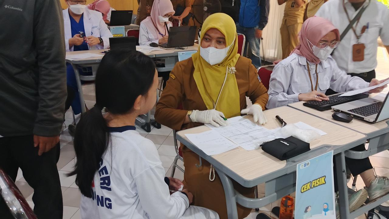 Program Cek Kesehatan Gratis Pelajar di Bandung, Menkes Soroti Masalah Mata Siswa SMP karena Sering Main HP