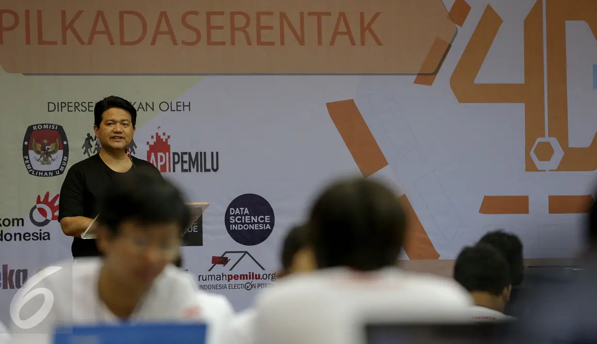 Ketua KPU Husni Kamil Manik memberikan arahan kepada peserta Apps Challange Code for Vote 4.0 di Kantor KPU, Jakarta, Minggu (8/11). Menyambut Pilkada Serentak 9 Desember 2015, KPU dan Perludem menggelar kompetisi (Liputan6.com/Faizal Fanani)