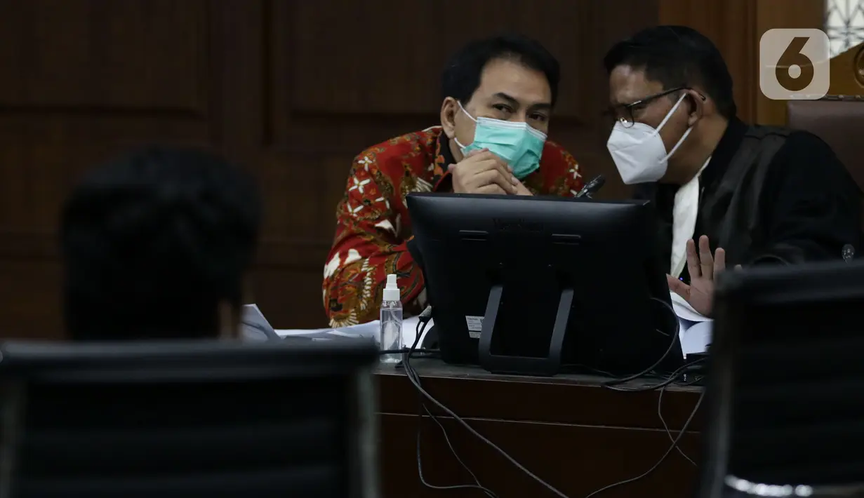 Mantan Wakil Ketua DPR Azis Syamsuddin (tengah) saat mengikuti sidang lanjutan dugaan suap penanganan perkara korupsi di Lampung Tengah, Pengadilan Tipikor Jakarta, Senin (13/12/2021). Sidang bergaendakan pemeriksaan keterangan saksi-saksi. (Liputan6.com/Helmi Fithriansyah)