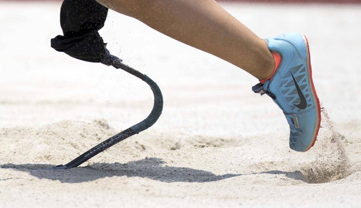 Maegawa Kaede atlet Jepang beraksi di nomor lompat jauh putri klasifikasi T42-44/61-64 pada Asian Para Games 2018, di Stadion Utama Gelora Bung Karno Jakarta, Selasa (9/10/2018).  (Bola.com/Peksi Cahyo)