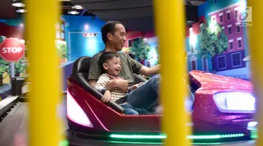 Presiden Joko Widodo menemani cucunya Jan Ethes bermain  bumper car di mal Botani Square, Bogor, (8/12). Presiden tampil berkaos hijau dengan celana jins dan sepatu sneakers. sang cucu mengenakan kaos garis-garis. (Liputan6.com/HO/Biro Pers Setpres)