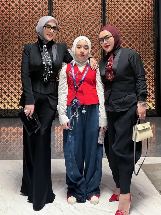 Syahrini Tampil Totalitas Saat Nonton Konser F4 di Jakarta. [@princessyahrini]