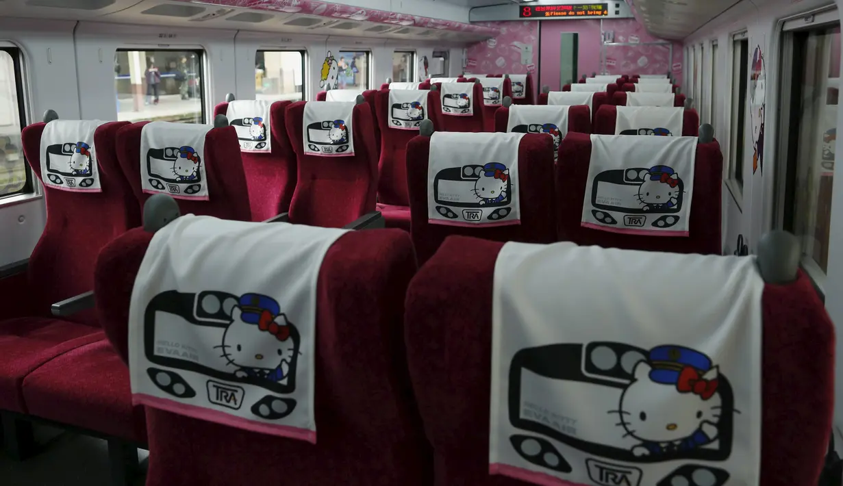Interior bagian dalam kereta Taroko Ekspres yang bertemakan Hello Kitty di Taipei, Taiwan, Senin (21/3). Kereta tersebut akan melakukan perjalanan perdananya dari Taipe ke Taitung. (REUTERS/Tyrone Siu)