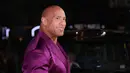 Dwayne Johnson berpose untuk fotografer saat tiba pada pemutaran perdana film 'Black Adam' di London, Inggris, 18 Oktober 2022. Melengkapi penampilannya, Dwayne Johnson memakai kalung perak yang melingkar di leher lencangnya. (Photo by Vianney Le Caer/Invision/AP)