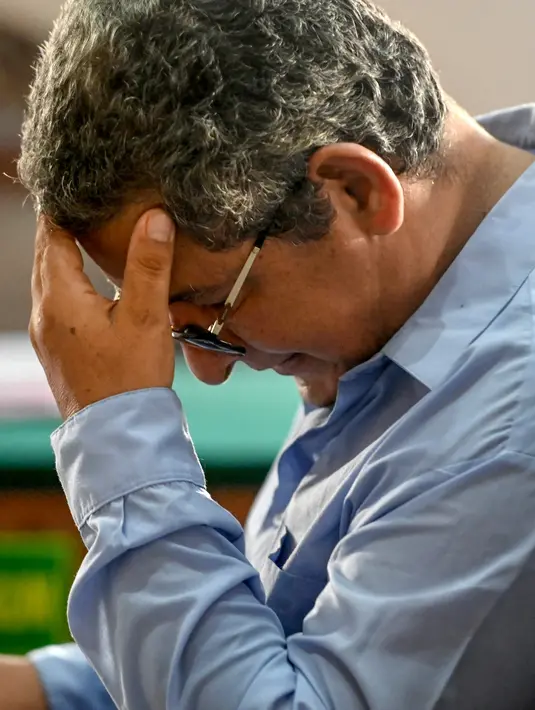 WN Peru Guido Torres Morales menjalani sidang tuntutan di pengadilan Denpasar, Bali, Senin (18/11/2019). Morales dituntut 18 tahun penjara dalam kasus penyelundupan narkotika jenis kokain 950 gram dalam 125 bungkusan yang ditelan saat menumpang pesawat dari Dubai ke Denpasar. (SONNY TUMBELAKA/AFP)