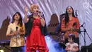 Penyanyi Pinkan Mambo saat membawakan lagu pada perayaan Natal bersama Pemprov dan masyarakat Kristen dan Katholik DKI Jakarta di Kemayoran, Jakarta, Sabtu (13/1). (Liputan6.com/Herman Zakharia)