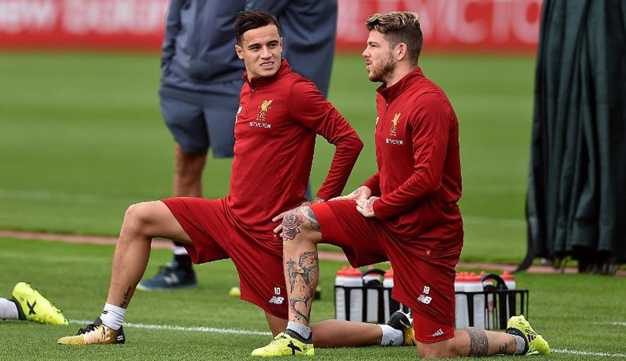 Pemain Liverpool, Philippe Coutinho (kiri) melakukan pemanasan saat berlatih bersama rekannya di Melwood Training Ground, Liverpool (7/9/2017). Latihan ini jelang melawan Manchester City pada pekan keempat Premier League. (Photo/Liverpoolfc)