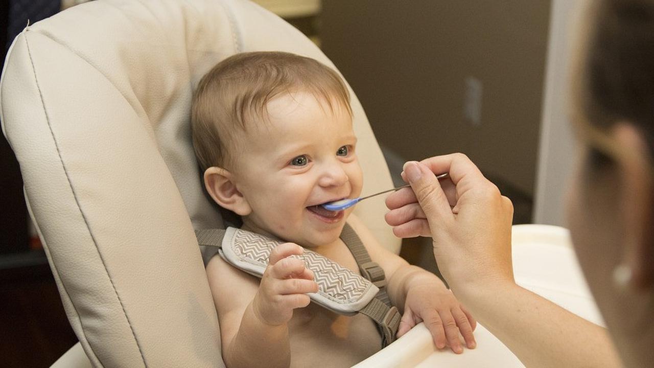 Cara Menghentikan Kebiasaan Anak Mengemut Makanan, Ketahui Penyebabnya