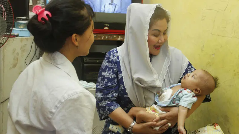 Jantung di Luar Bayi Michael Disebabkan Tulang Dada Tak Sempurna 