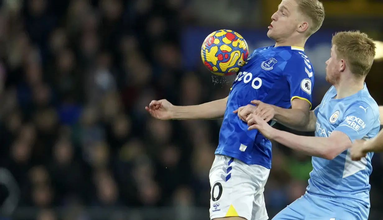 Gelandang Everton, Donny van de Beek (kiri) berduel memperebutkan bola dengan gelandang Manchester City, Kevin De Bruyne pada pertandingan lanjutan Liga Inggris di Goodison Park di Liverpool, Inggris, Minggu (27/2/2022). Man City menang tipis atas Everton 1-0. (AP Photo/Jon Super)