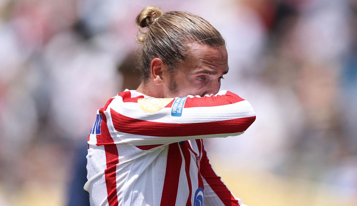 Ekspresi kecewa pemain Atletico Madrid, Antoine Griezmann setelah timnya gagal lolos ke babak 16 besar Piala Dunia Antarklub 2025 meski menang atas Botafogo dalam laga yang berlangsung di Rose Bowl stadium, Los Angeles, Amerika Serikat, Selasa (24/06/2025). (AFP/Stu Forster)