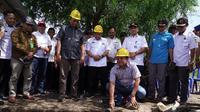 Kepala Badan Pangan Nasional Arief Prasetyo Adi melakukan peletakan batu pertama Pembangungan Pelabuhan Teluk Santong, Sumbawa, Nusa Tenggara Barat (NTB). (Dok Bapanas)
