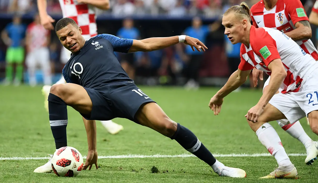 Striker Prancis, Kylian Mbappe, saat berebut bola dengan pemain Kroasia pada laga final Piala Dunia 2018 di Luzhniki Stadium, Moscow, (15/6/2018). Prancis menang 4-2 atas Krosia. (AFP/Jewel Samad)