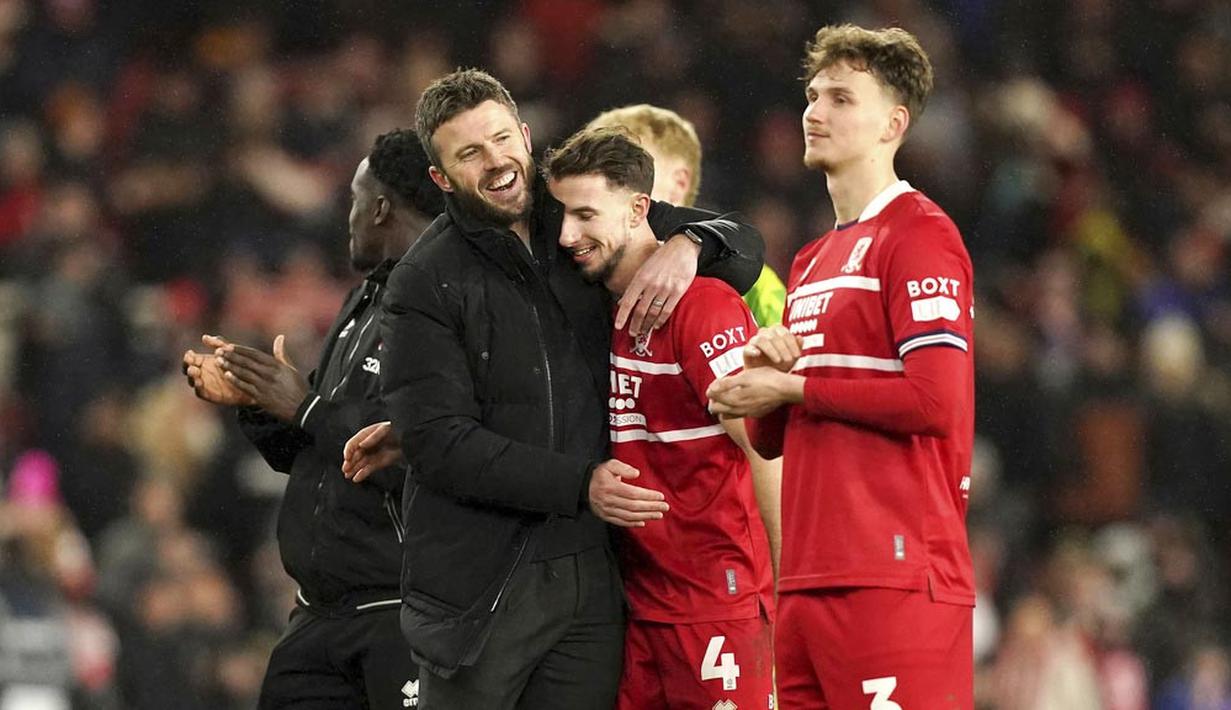 Pelatih Middlesbrough, Michael Carrick, bersama anak asuhnya merayakan  kemenangan atas Chelsea dalam laga leg pertama semifinal Carabao Cup 2023/2024 yang digelar di Riverside Stadium, Rabu (10/1/2024). (PA via AP/Martin Rickett)