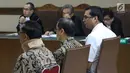 Terdakwa suap anggota DPRD Kalteng Edy Saputra Suradja, Willy Agung, dan Teguh Dudy Syamsuri Zaldy (kiri ke kanan) saat sidang tuntutan di Pengadilan Tipikor, Jakarta, (27/2). Ketiganya dituntut 2 tahun 6 bulan penjara. (Liputan6.com/Helmi Fithriansyah)