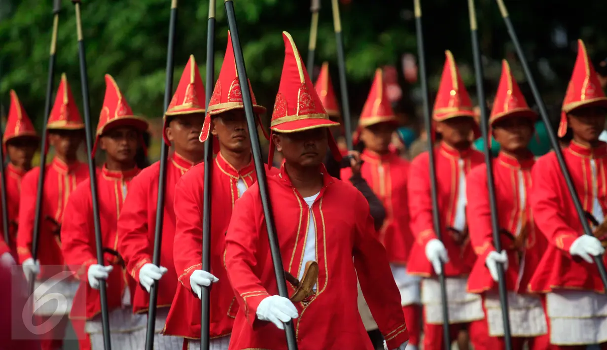 Prajurit lombok abang mengikuti karnaval budaya Keris Summit 2015 di Jl Malioboro, Yogyakarta,  Rabu (28/10/2015). Keris summit 2015 akan berlangsung di beteng vredeburg Yogyakarta. (Boy T Harjanto)