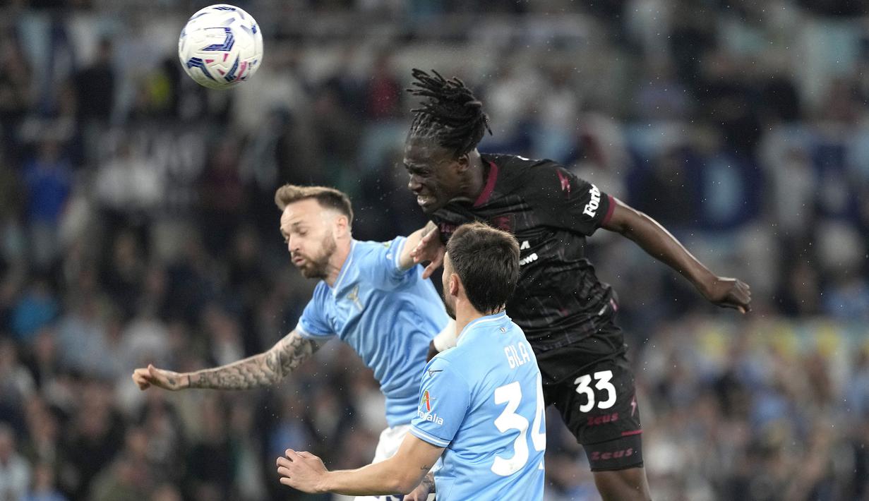 Pemain Salernitana, Loum Tchaouna (kanan) mencetak gol ke gawang Lazio pada laga lanjutan Liga Italia 2023/2024 di Olympic Stadium, Roma, Italia, Sabtu (13/04/2024) dini hari WIB. (AP Photo/Andrew Medichini)
