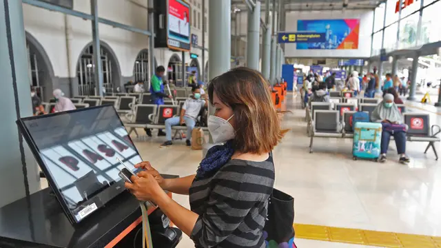 Suasana Stasiun Pasar Senen di Pekan Pertama Ramadhan