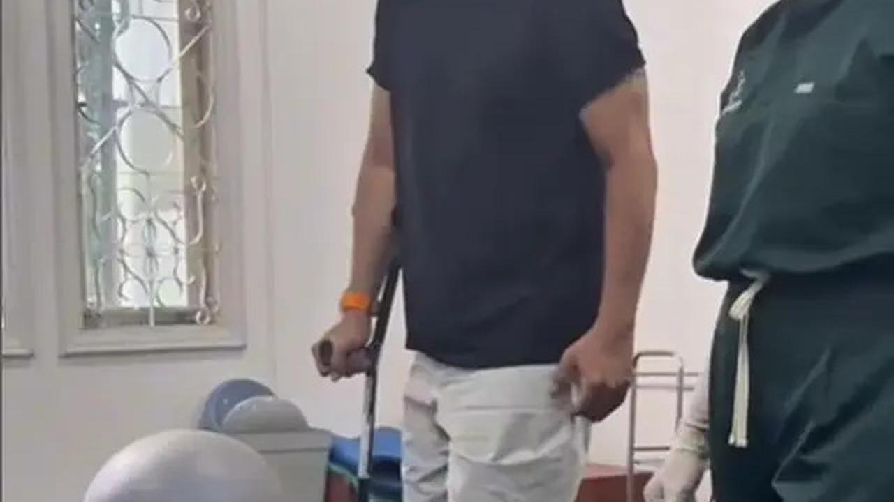 6 Potret Adjie Pangestu Belajar Jalan Usai Alami Cedera Tendon Achilles, Semangat Sembuh