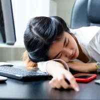 Ilustrasi Perempuan Tertidur karena Kelelahan saat Bekerja Credit: Freepik.com