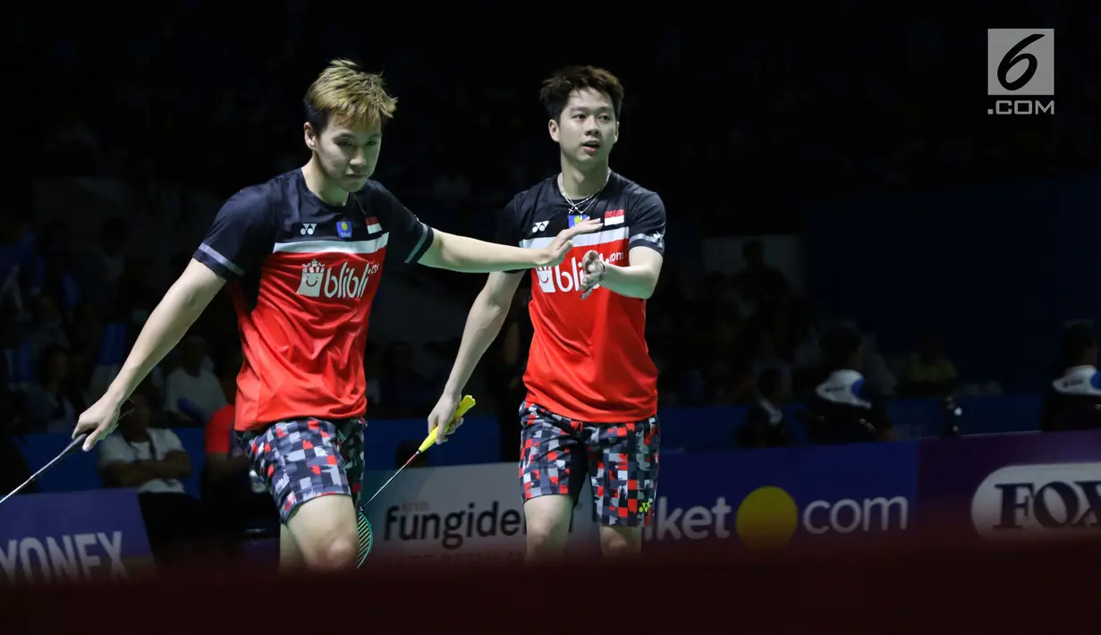 Pebulu tangkis ganda putra Indonesia, Marcus Fernaldi Gideon/Kevin Sanjaya Sukamuljo usai melawan Satwiksairaj Rankireddy/Chirag Shetty (India) di babak 16 besar Indonesia Open 2019 di Istora Senayan, Jakarta, Kamis (18/7/2019). Marcus/Kevin unggul 21-15, 21-14. (Liputan6.com/Helmi Fithriansyah)