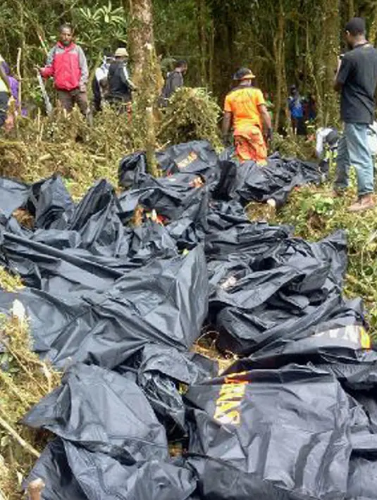 Sejumlah kantong jenazah berisi mayat korban pesawat Trigana Air yang jatuh di Oksob, Pegunungan Bintang, Papua, Selasa (18/8/2015). Pesawat yang membawa 54 penumpang tersebut ditemukan dalam keadaan hancur dan terbakar. (Istimewa)