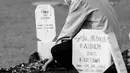 Anggota keluarga mendoakan kerabat yang dimakamkan dengan protokol COVID-19 di TPU Bambu Apus, Jakarta, Kamis (28/1/2021). Kamis (28/1), angka kasus kematian akibat terpapar COVID-19 di Indonesia mencatat rekor baru dengan 476 jiwa setelah hari sebelumnya 387 orang. (Liputan6.com/Helmi Fithriansyah)