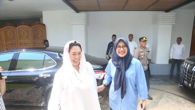 Yeni Wahid putri Presiden RI ke empat KH Abdurrahman Wahid (Kanan) dengan didampingi Bupati Banyuwangi Ipuk Fiestiandani (Kiri) berkunjung ke  Pendopo Sabaha Swagata Blambangan Banyuwangi (Istimewa)